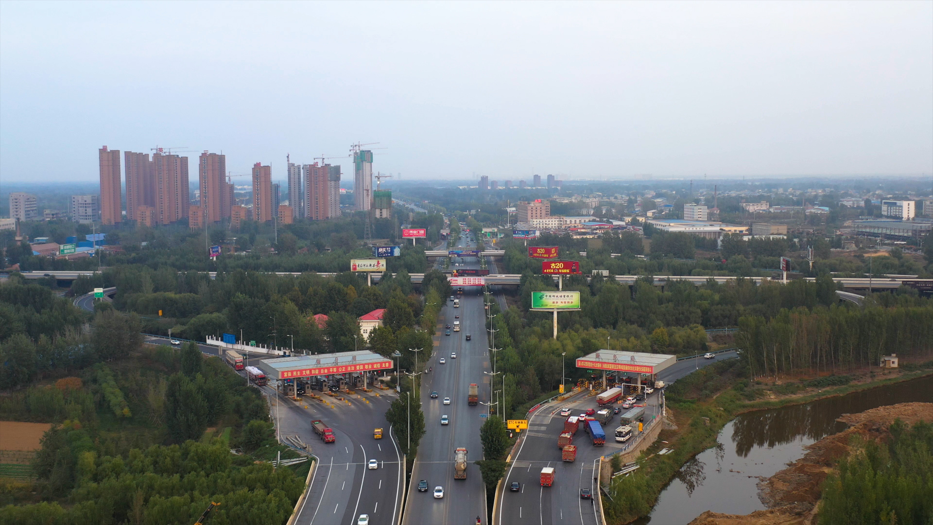 1月29日,新乡市红旗区召开区委十四届三次全会暨区委经济工作会议