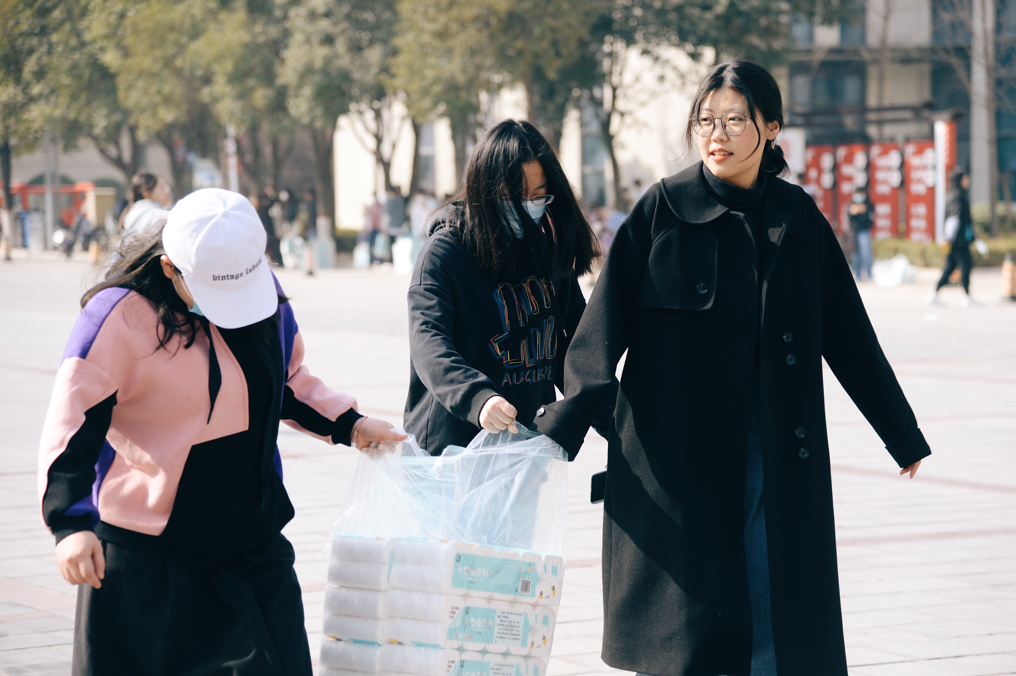 连续30年！河师大“三八节”为女生发卫生纸