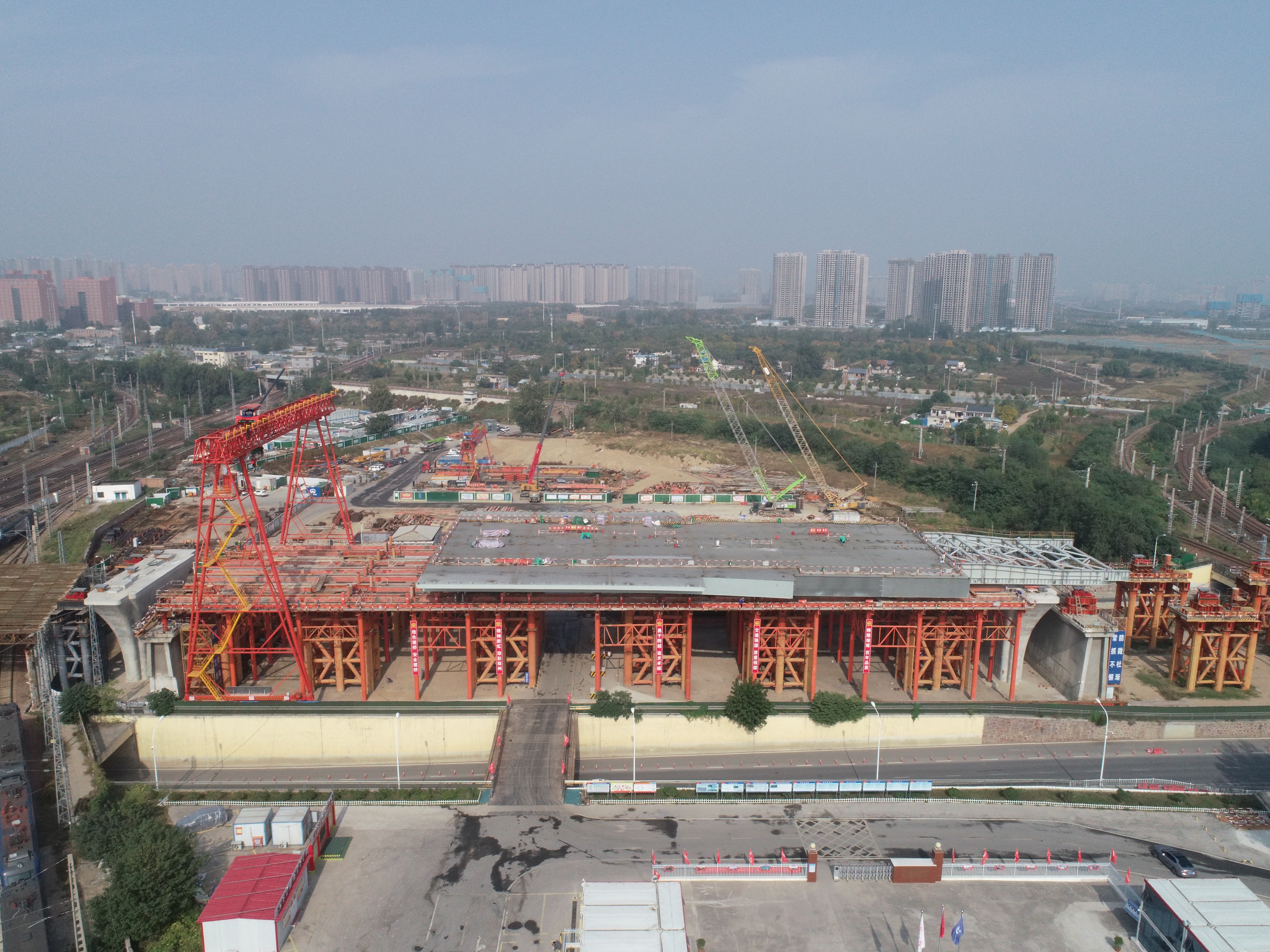 郑州彩虹桥钢箱梁首轮顶推施工圆满完成