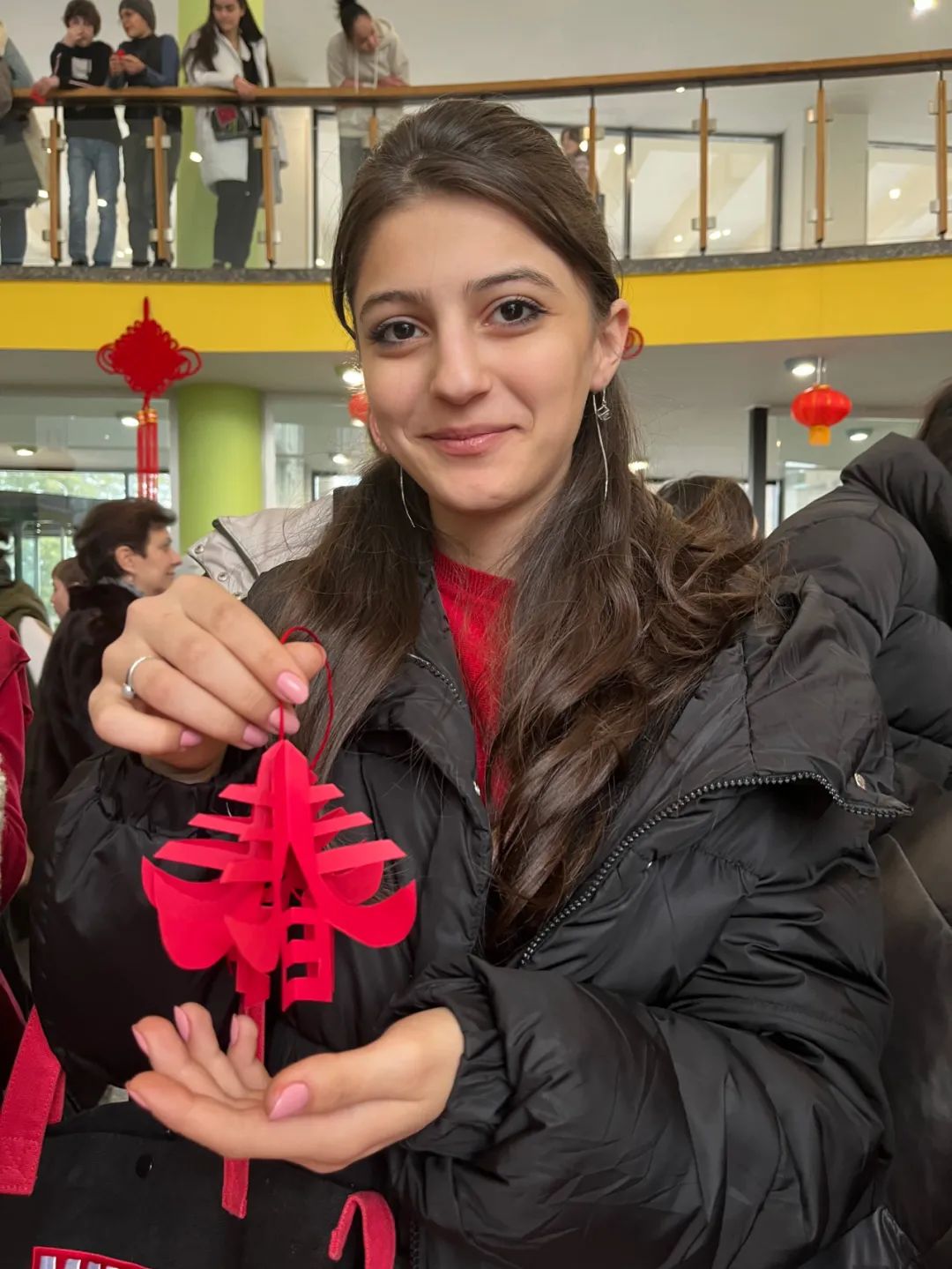 第比利斯自由大学孔子学院举办中国春节文化体验活动现场，民众体验中国剪纸的乐趣.jpg