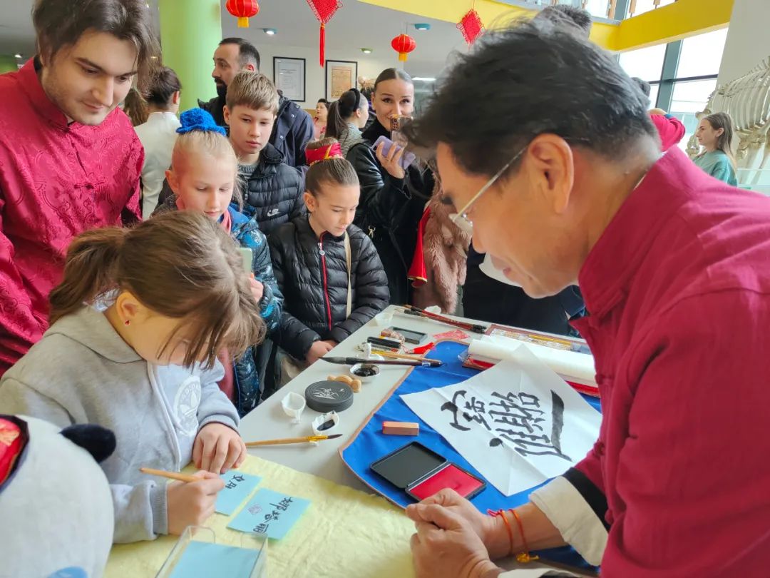 第比利斯自由大学孔子学院举办中国春节文化体验活动现场，外国儿童用毛笔字写自己的中文名字.jpg