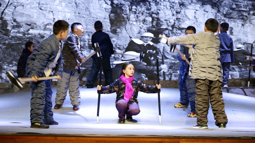少年版话剧《红旗渠》剧照1_副本.jpg