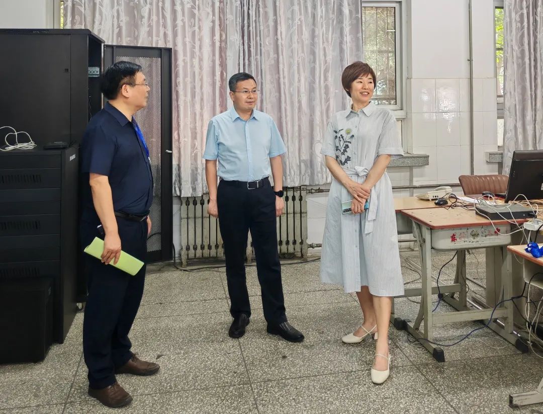 洛阳市教育局党组书记、局长于晓峰一行到东升二中检查2023年中考准备工作.jpg