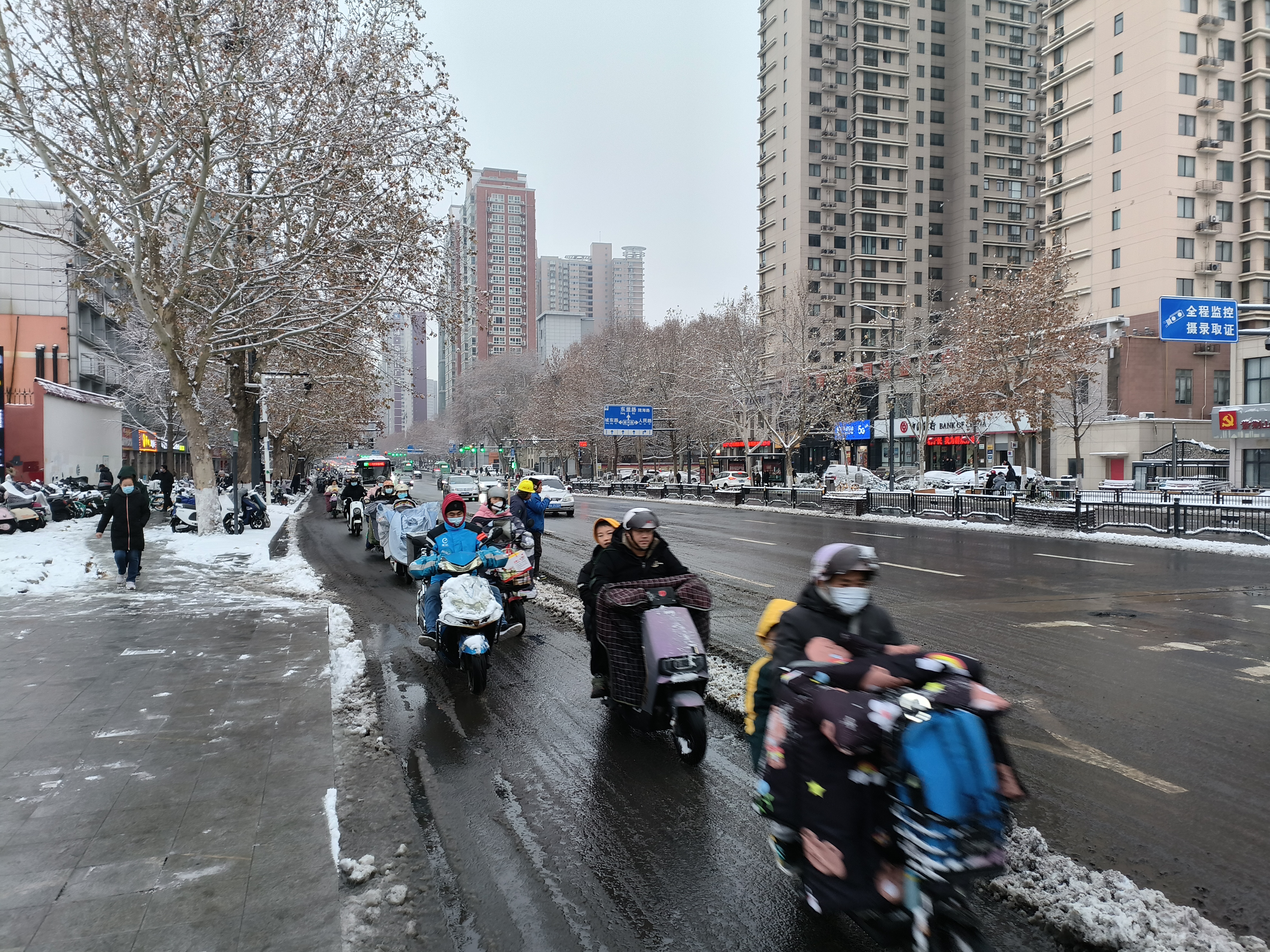 雪停路清 今晨郑州市区各主次干道,城市快速路通行正常
