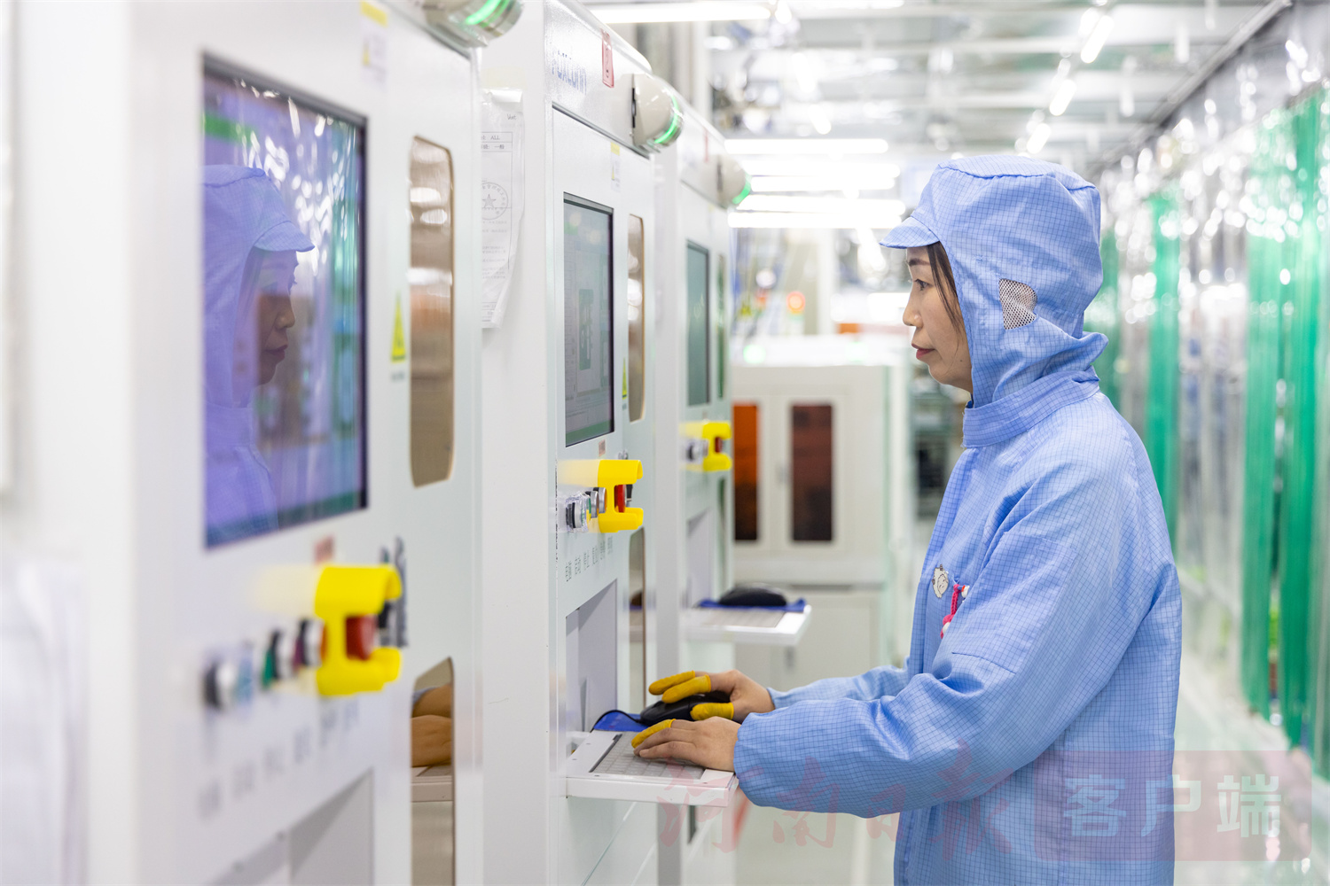 综合实验区富士康郑州科技园区内,f05工业互联网智能制造车间生产线上