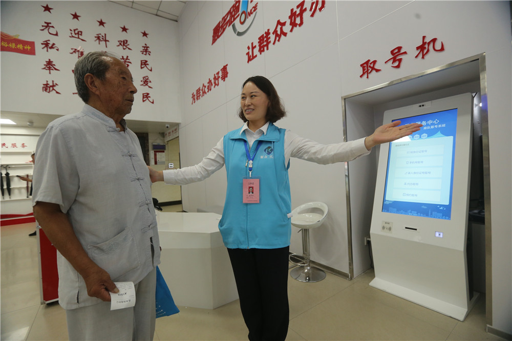 兰考县行政服务中心，帮办员为群众提供服务.jpg