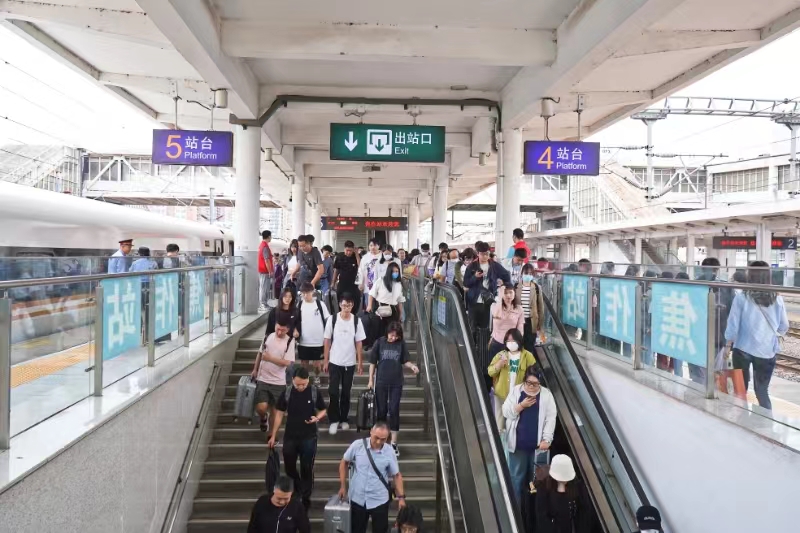 假期首日，国铁集团郑州局迎来客流出行高峰 ！预计发送85.8万人次