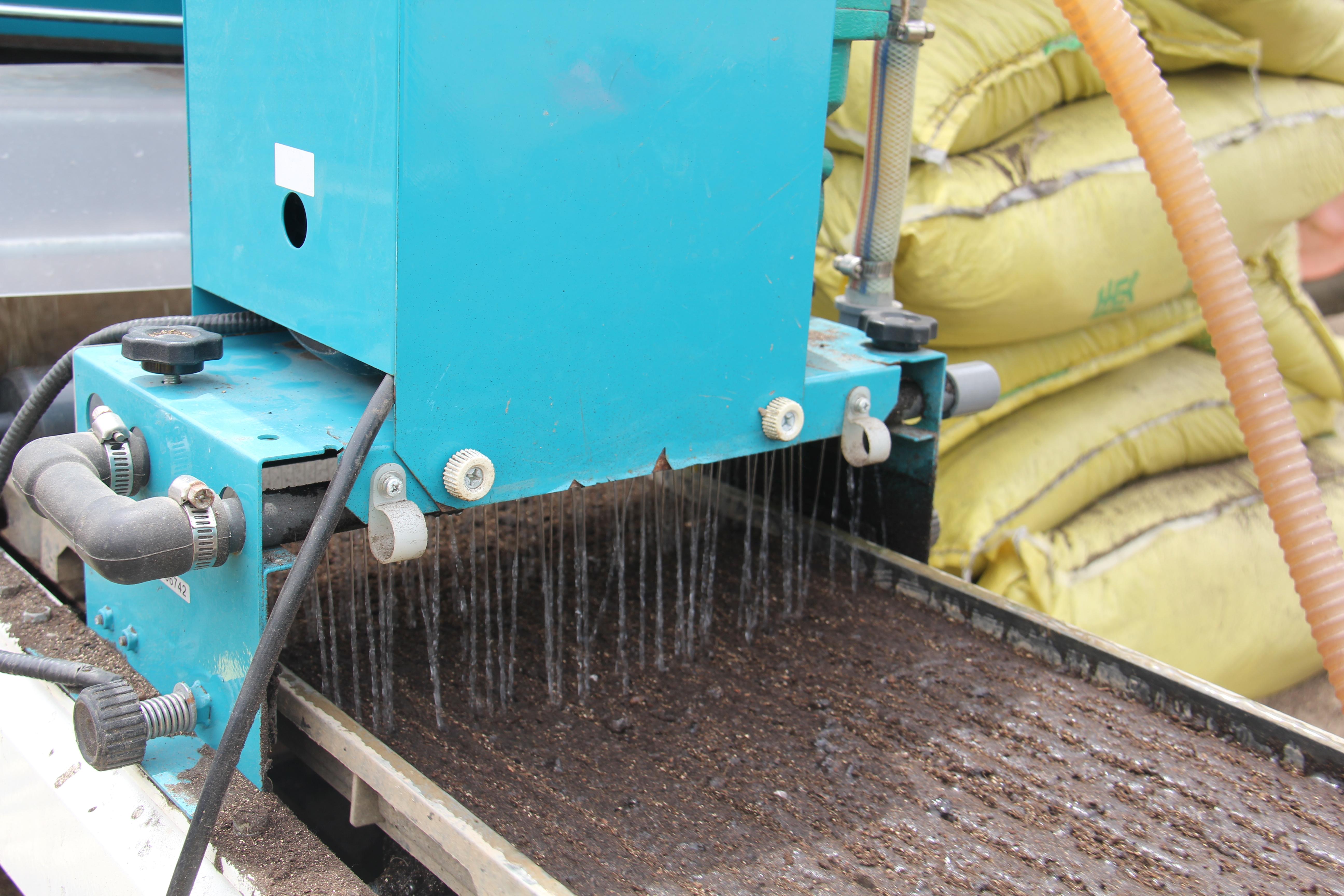 "我们从事水稻机育插秧已经12年了,今年大约机械育秧20亩,可机械插秧