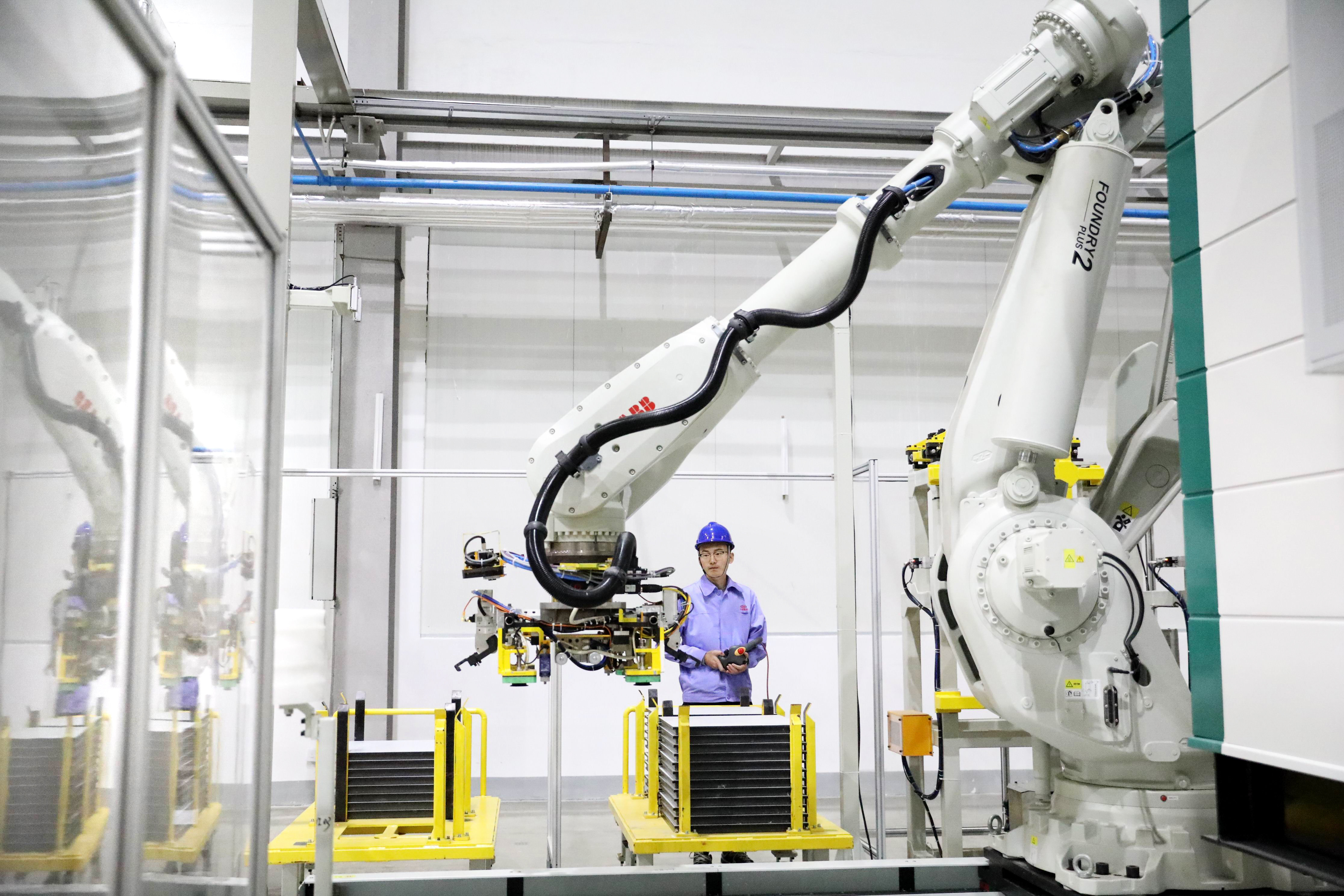 在许昌电力装备产业领域，工业机器人得到广泛应用。乔利峰 摄.jpg