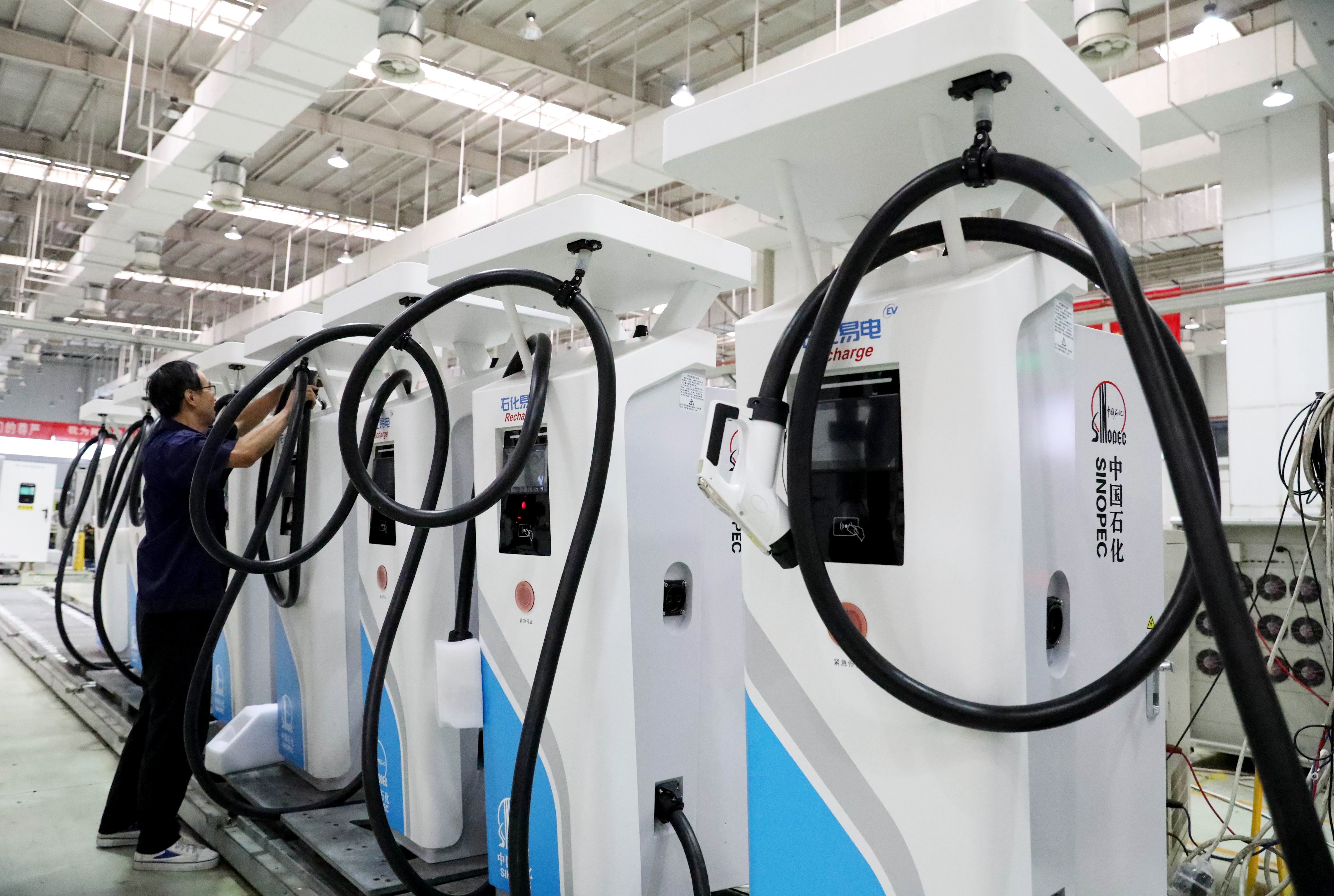 许昌一家企业正在生产电动汽车直流充电桩订单产品。 乔利峰 摄.jpg