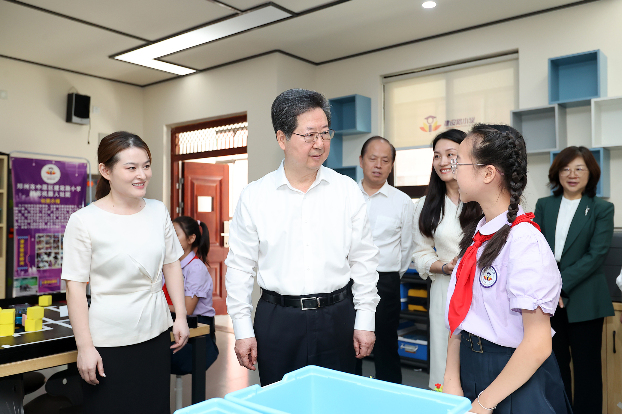 楼阳生到郑州市中小学调研并看望慰问教师代表