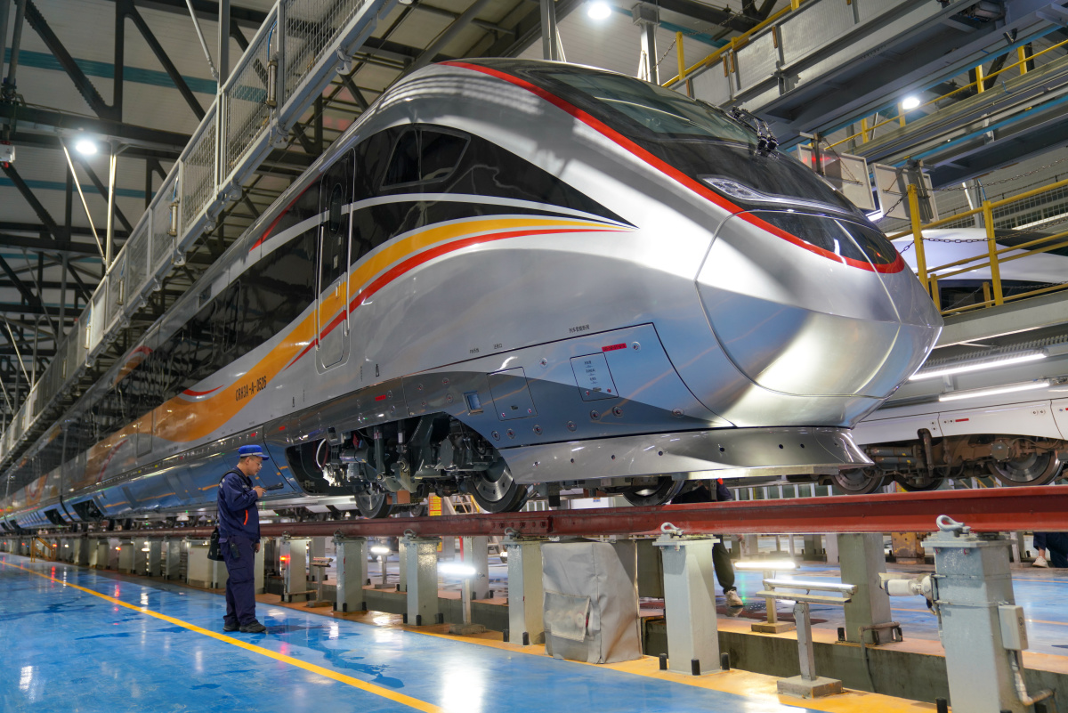 車窗可以刷視頻、車門上有電子地圖，鄭開城際鐵路上線運(yùn)營新型城際動車組列車