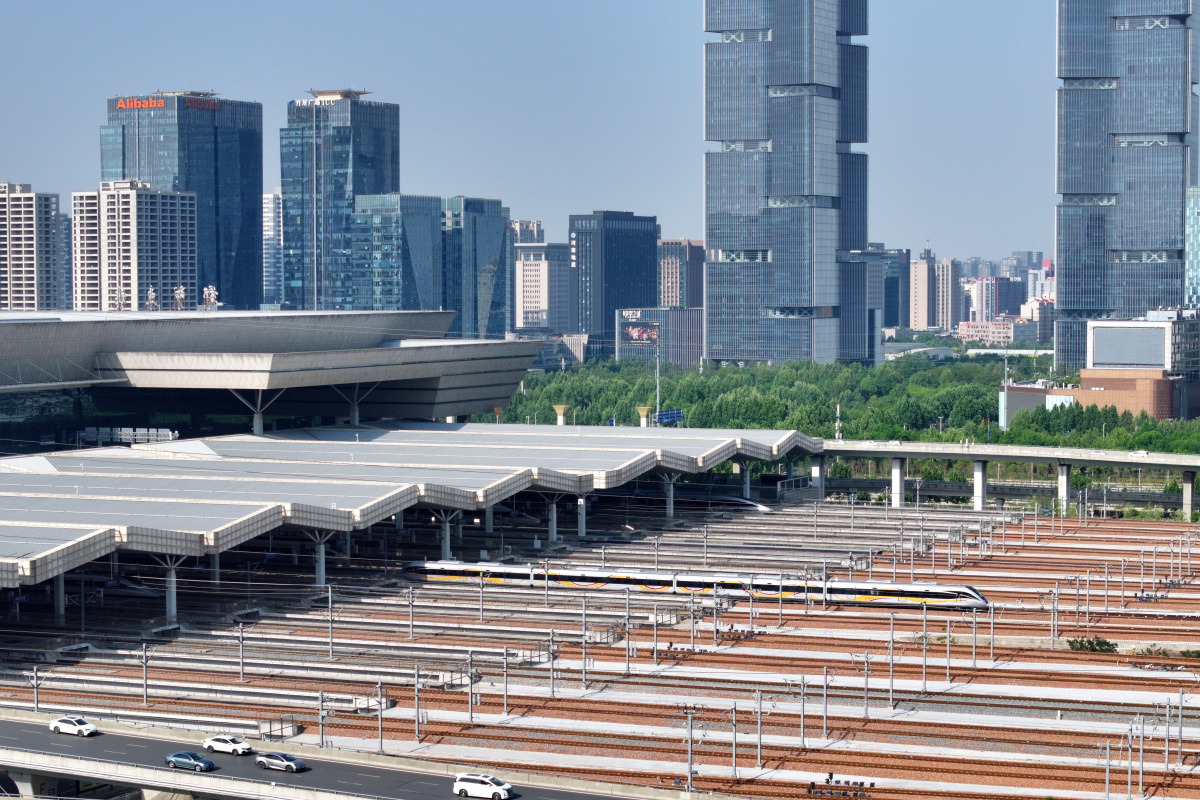 車窗可以刷視頻、車門上有電子地圖，鄭開城際鐵路上線運(yùn)營新型城際動車組列車