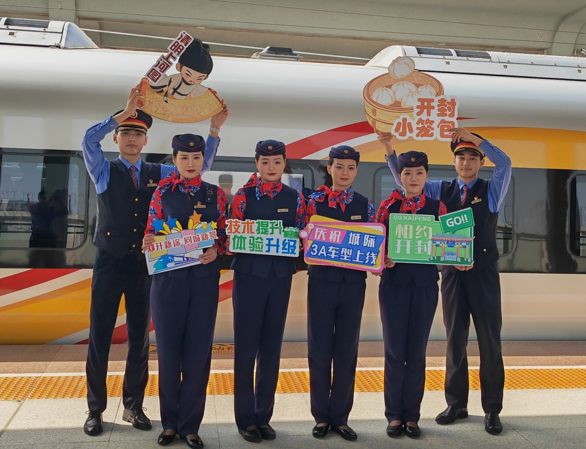 車窗可以刷視頻、車門上有電子地圖，鄭開城際鐵路上線運(yùn)營新型城際動車組列車