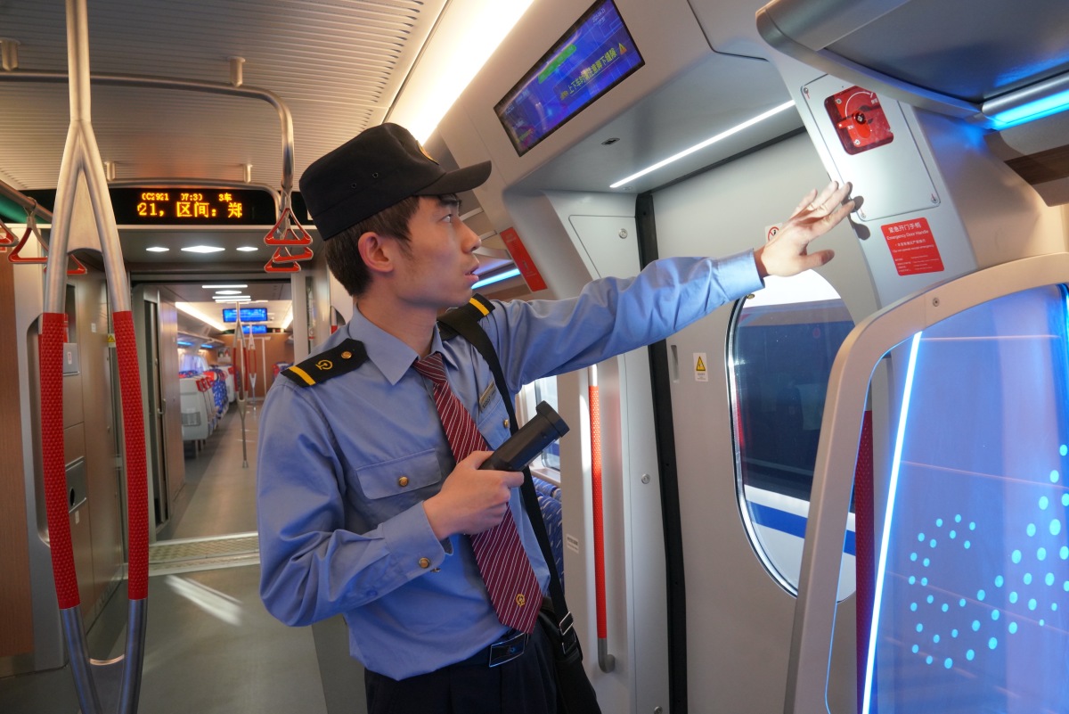 車窗可以刷視頻、車門上有電子地圖，鄭開城際鐵路上線運(yùn)營新型城際動車組列車
