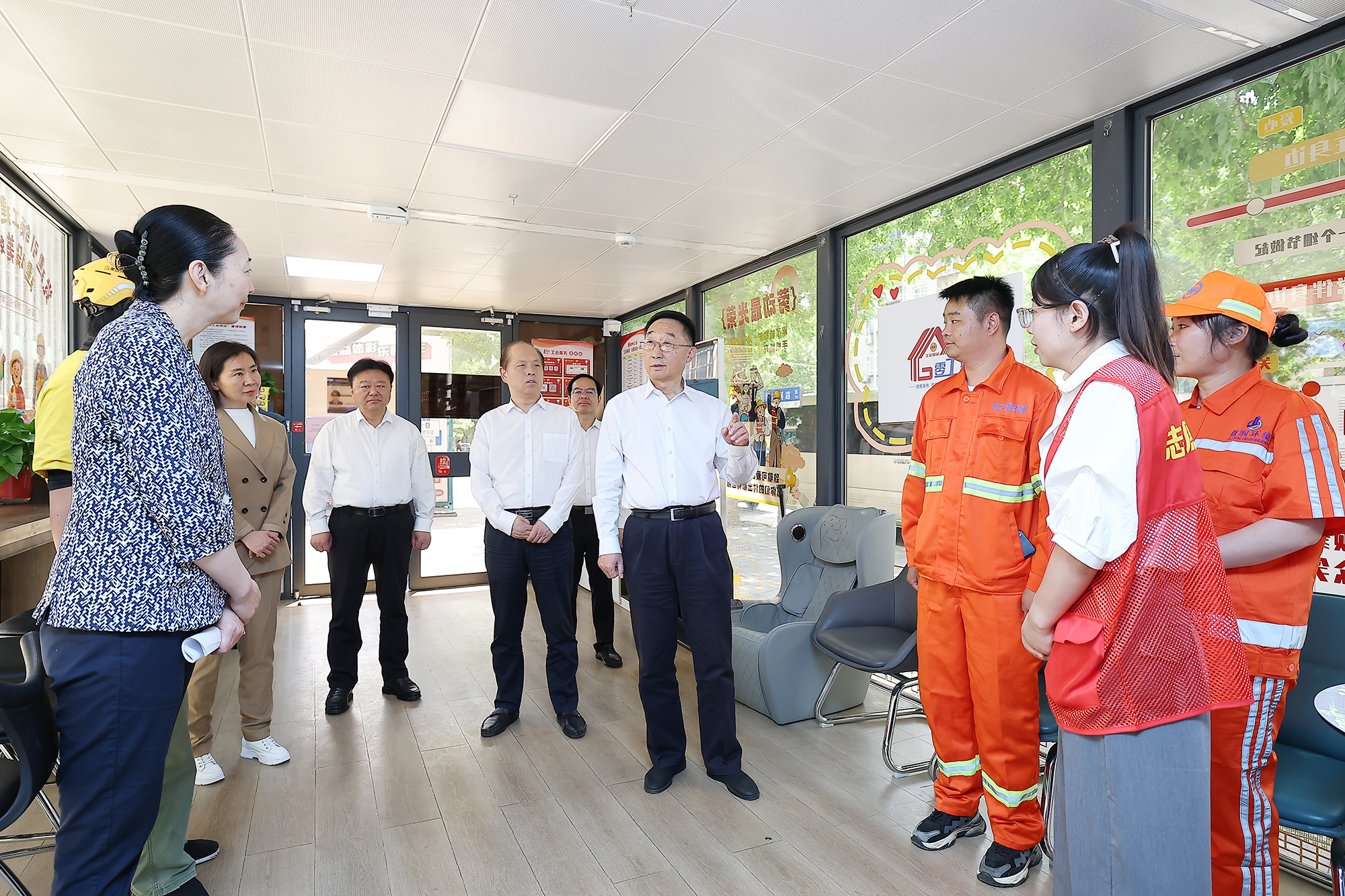 劉寧在鄭州看望慰問(wèn)堅(jiān)守崗位的一線勞動(dòng)者