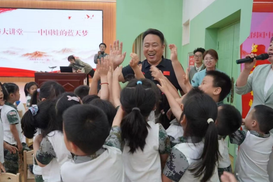 申进科在“百年名校”谈“忠孝两全”：爱妈妈才能爱祖国！