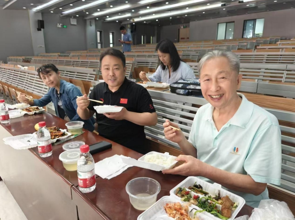 申进科在“百年名校”谈“忠孝两全”：爱妈妈才能爱祖国！
