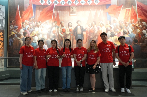 英雄不止在戰場，更在沙丘之間、百姓身旁——阿爾巴尼亞留學生問道蘭考