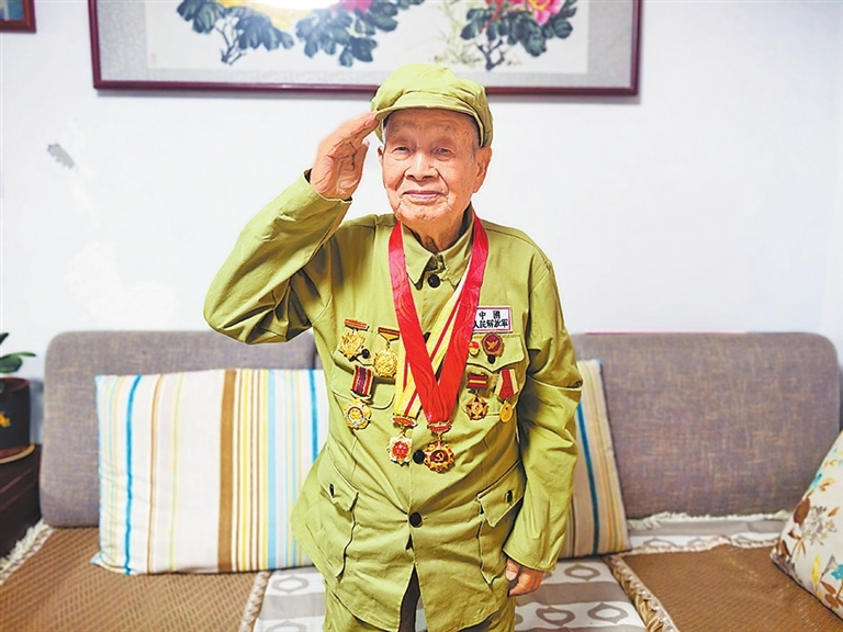 铭记历史 缅怀先烈 他们经历的抗战 | “卫生员的战场，在担架两头”